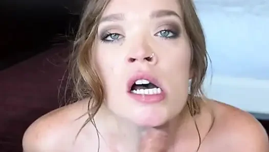 Brünettes schätzchen katie Kush genießt ihr freches bad