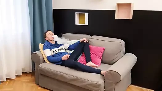 Taavi sigara içiyor