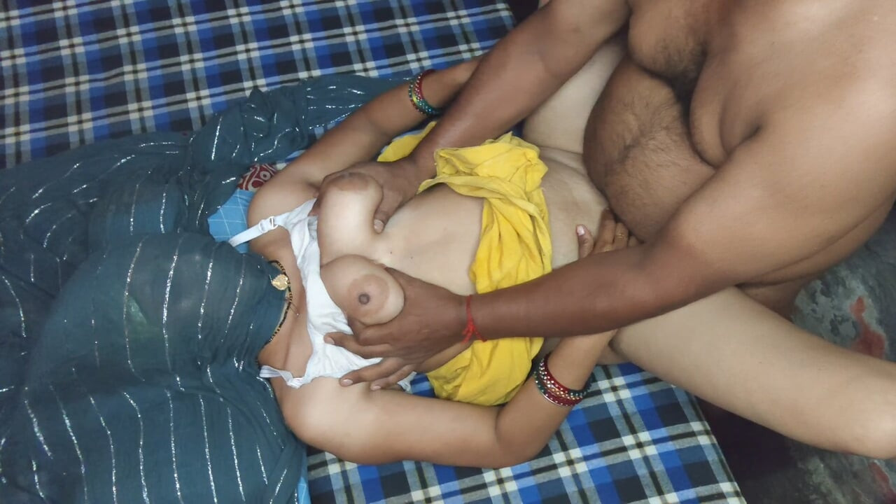 Ayah mertua menikmati penisnya.