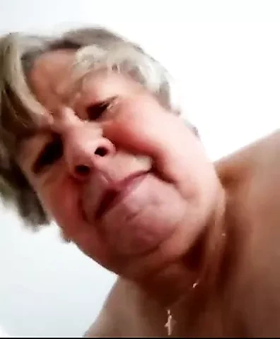 Velha mostrando o bucetao