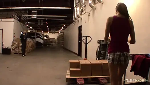 Bos ngajarin kontolnya sama karyawan baru yang seksi