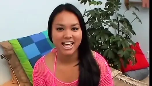 Gadis imut asia suka nyepong kontol besar pria kulit putih pov