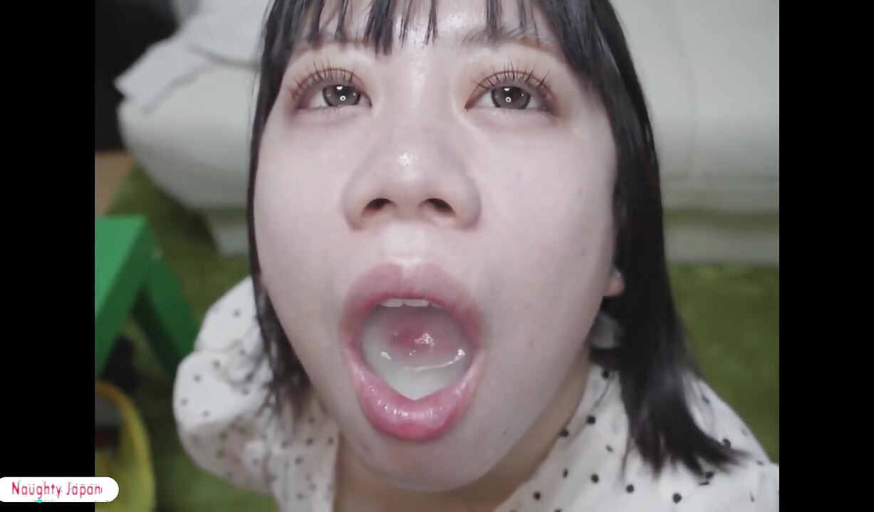 Nhân viên nhà hàng Nhật Bản với nụ cười ngọt ngào khiến mọi người ngạc nhiên với một mặt không ai mong đợi