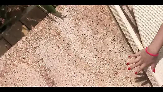 Nake плавает и трахается в бассейне