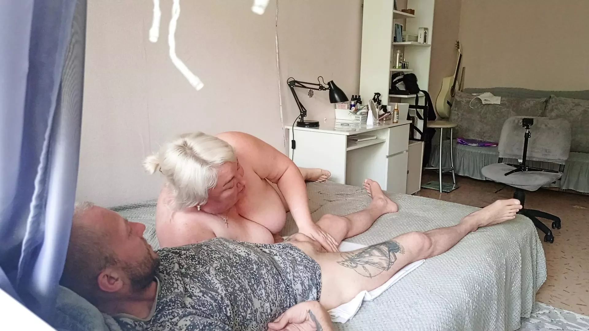 sousedka brousí pusou mého ptáka a dostane do něj část horkého spermatu