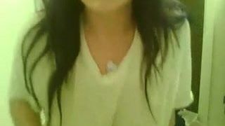 Une cam girl brune sexy (gros seins en hiver) joue avec ses seins parfaits