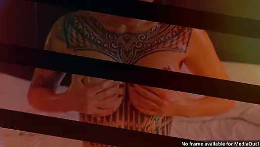 Heiße schlampe MILF masturbiert für dich