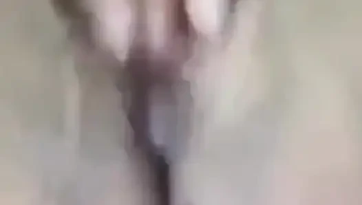 Hintli kız sari değiştiriyor ve göğüslerini gösteriyor