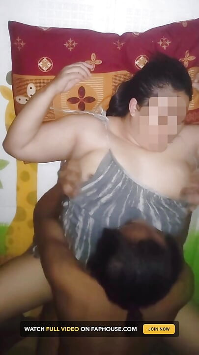 Komşunun karısı inanılmaz azgın. Tombul amcığı sikilmek istiyor.