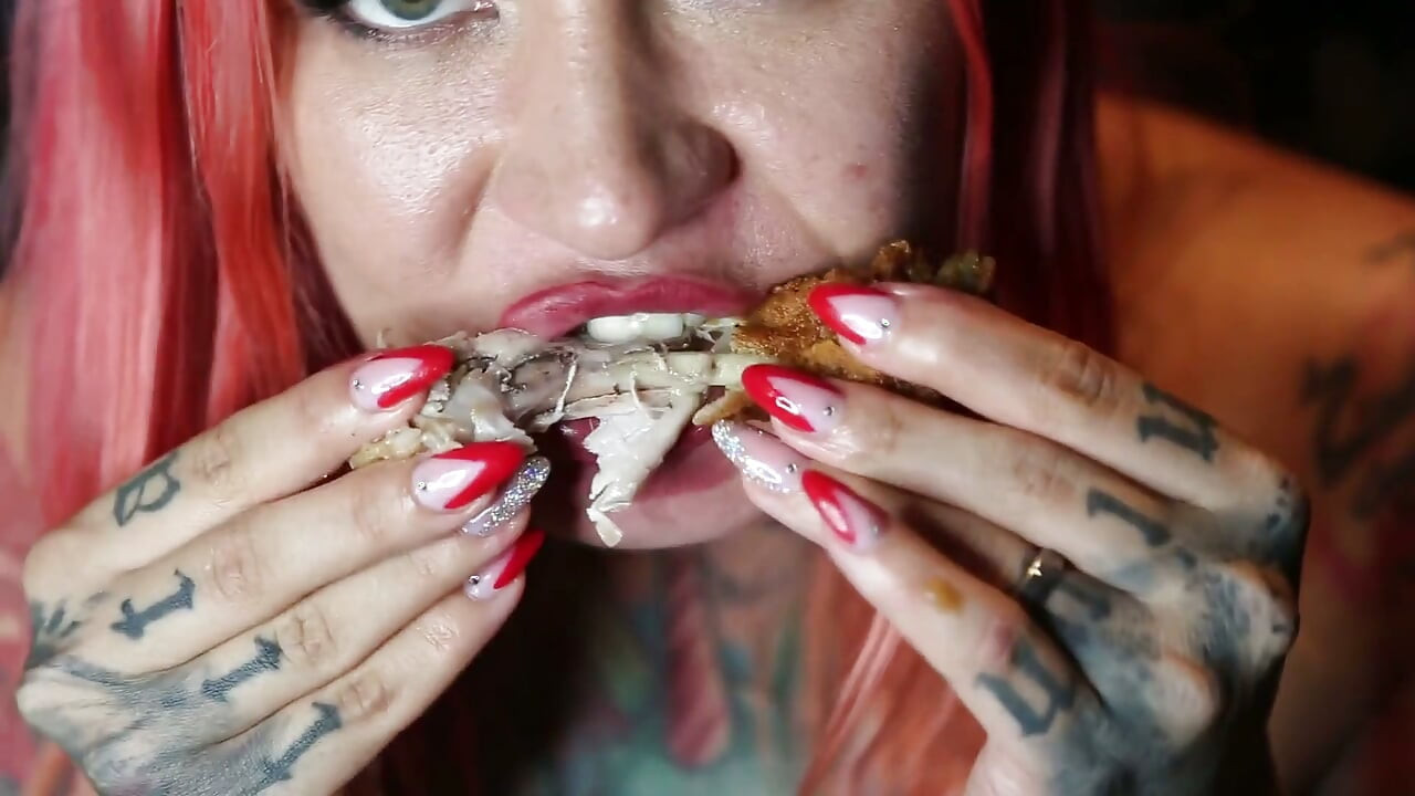 Mukbang ngực trần gợi cảm