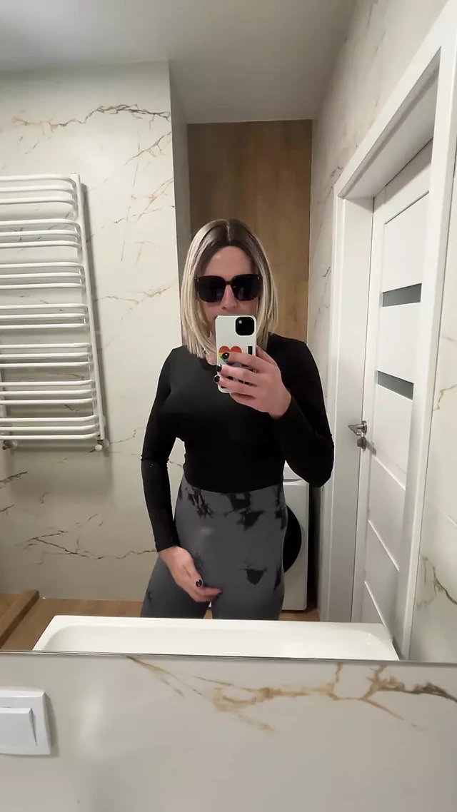 Hot girl masturbates