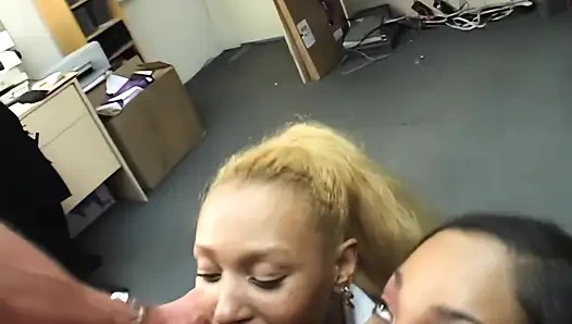 Anda menjilat bola saya dan Anda mengisap penisku