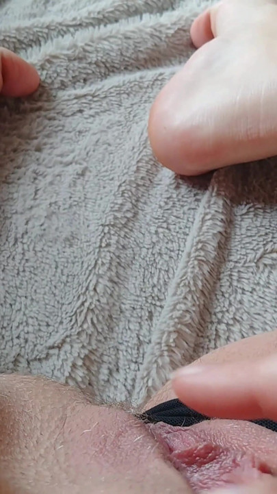 穿着粉色和黑色蕾丝内裤自慰