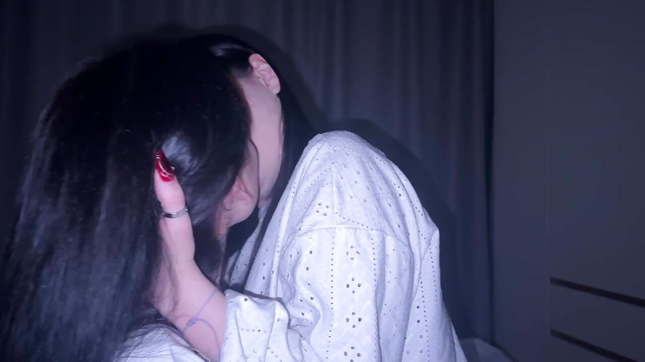 最も情熱的なラフなレズビアンのセックス