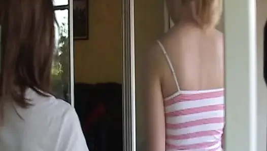 Behaarte muschi tief gefingert, bis sich der orgasmus explodiert