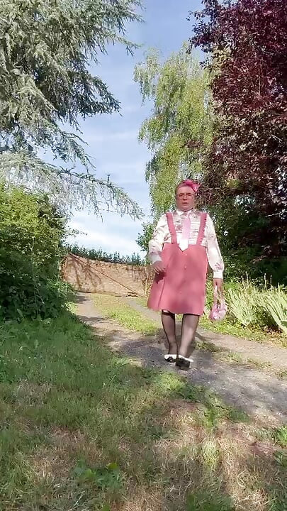 Dressed in a little pink strap skirt for an evening