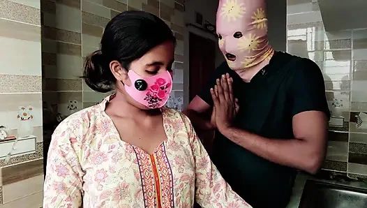 Yaşlı üvey kız kardeş üvey erkek kardeşine mutfakta seks öğretiyor