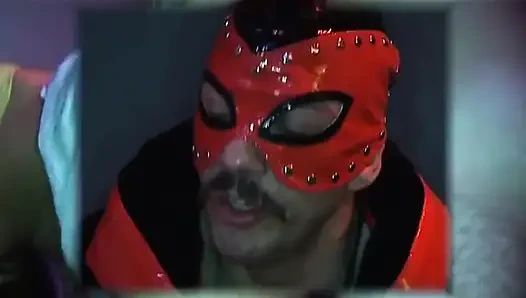 Maskierte blondine squirtet wild aus tiefer fingernder explosion