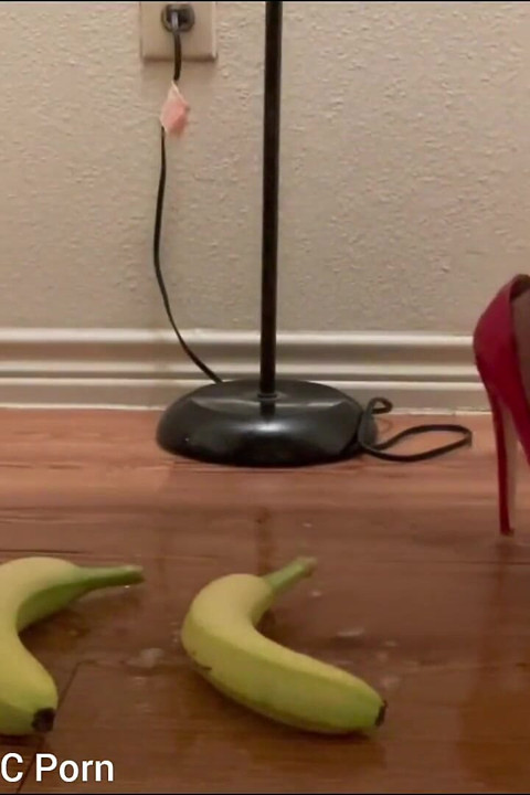 Mijando, esmagando frutas com meus saltos altos