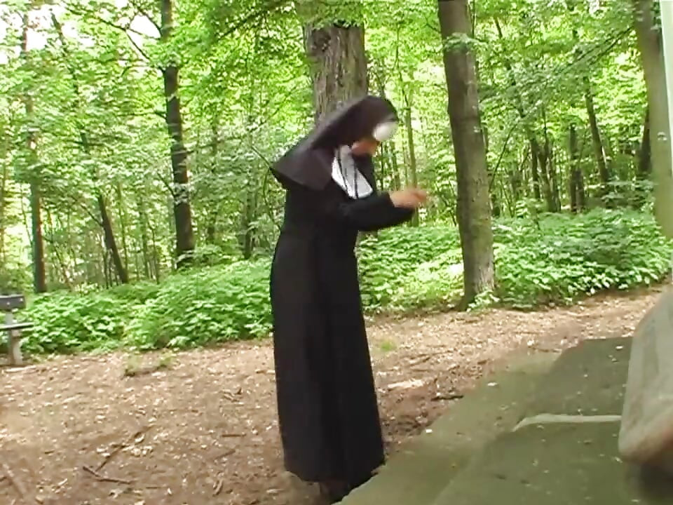 숲에서 핑거링하는 보지 따먹기... 입에 정액