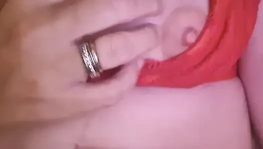 Ich berühre meine brüste zum vergnügen.