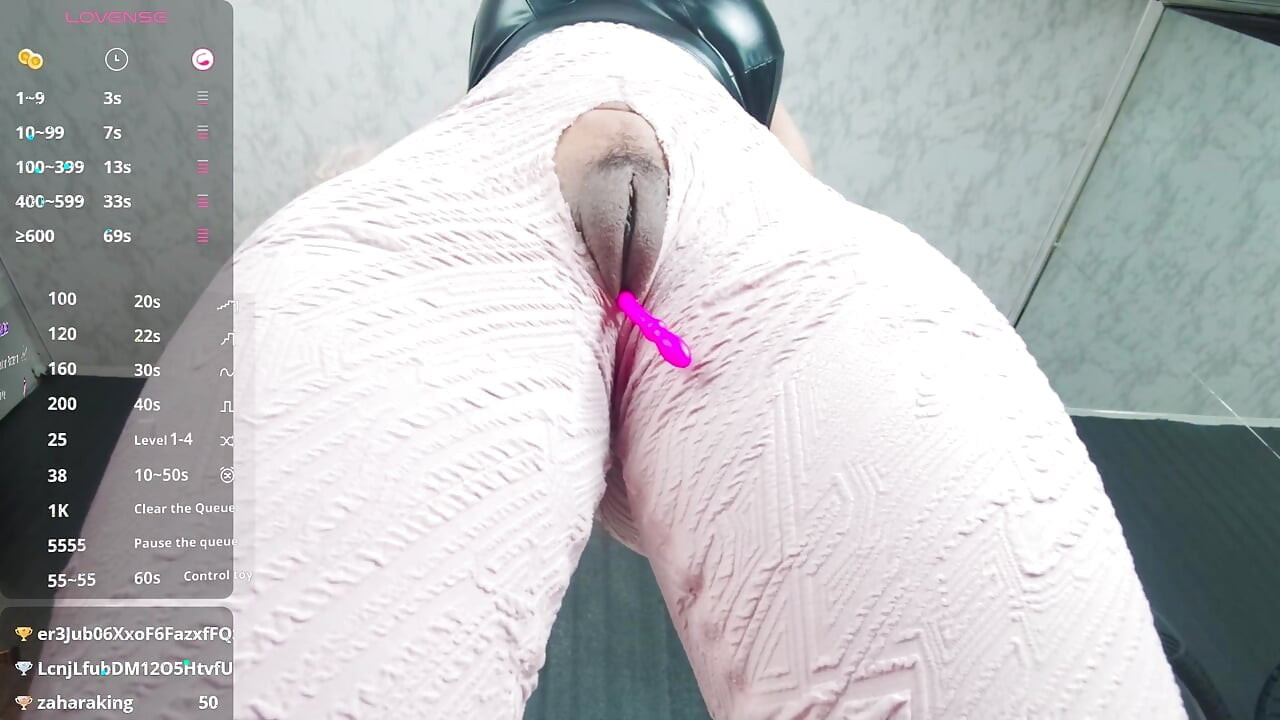 Ta zuchwała milfka rozdziera legginsy tylko po to, by wsadzić kutasa naprawdę głęboko!