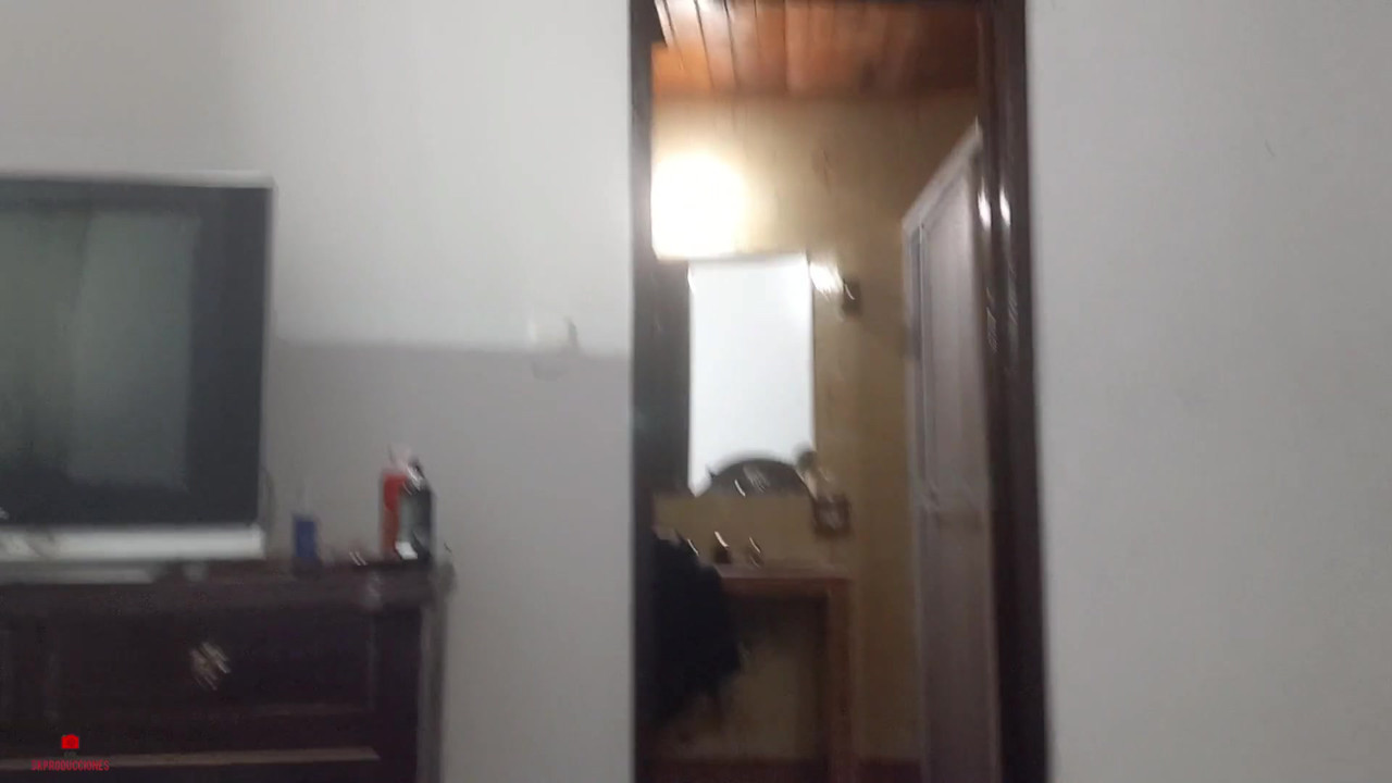 無邪気な顔をした義理の妹は、私に素晴らしいオーラルをさせてほしいと頼みます