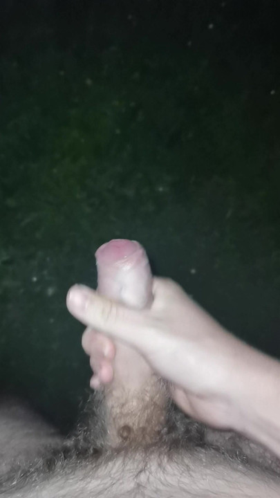 Fışkırtıyor ve mastürbasyon yapıyor