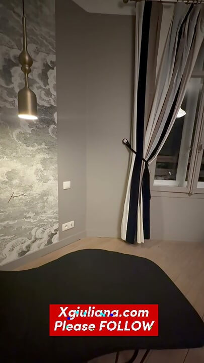 Giuliana, Tinder'dan bulduğu biri tarafından Airbnb'de sikiliyor.
