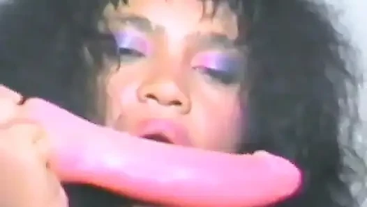 Ein ebenholz-schätzchen fickt sich mit vielen dildos