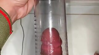 Une pompe à ventouse automatique suce une bite de 13 cm en la laisse 19 cm