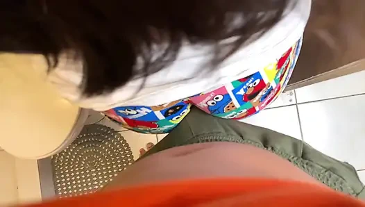 Adik tiriku menggodaku dengan pantat bahenolnya pakai celana piyama di kamar mandi