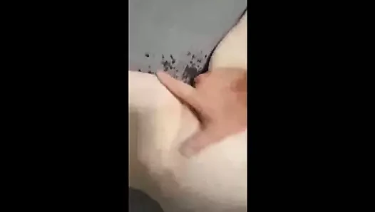 Gözleri bağlı orta yaşlı seksi kadın esaret seansında bilekler ve ayak bilekleri bağlı, oral seks, yarağının amcık suyunu yiyor.
