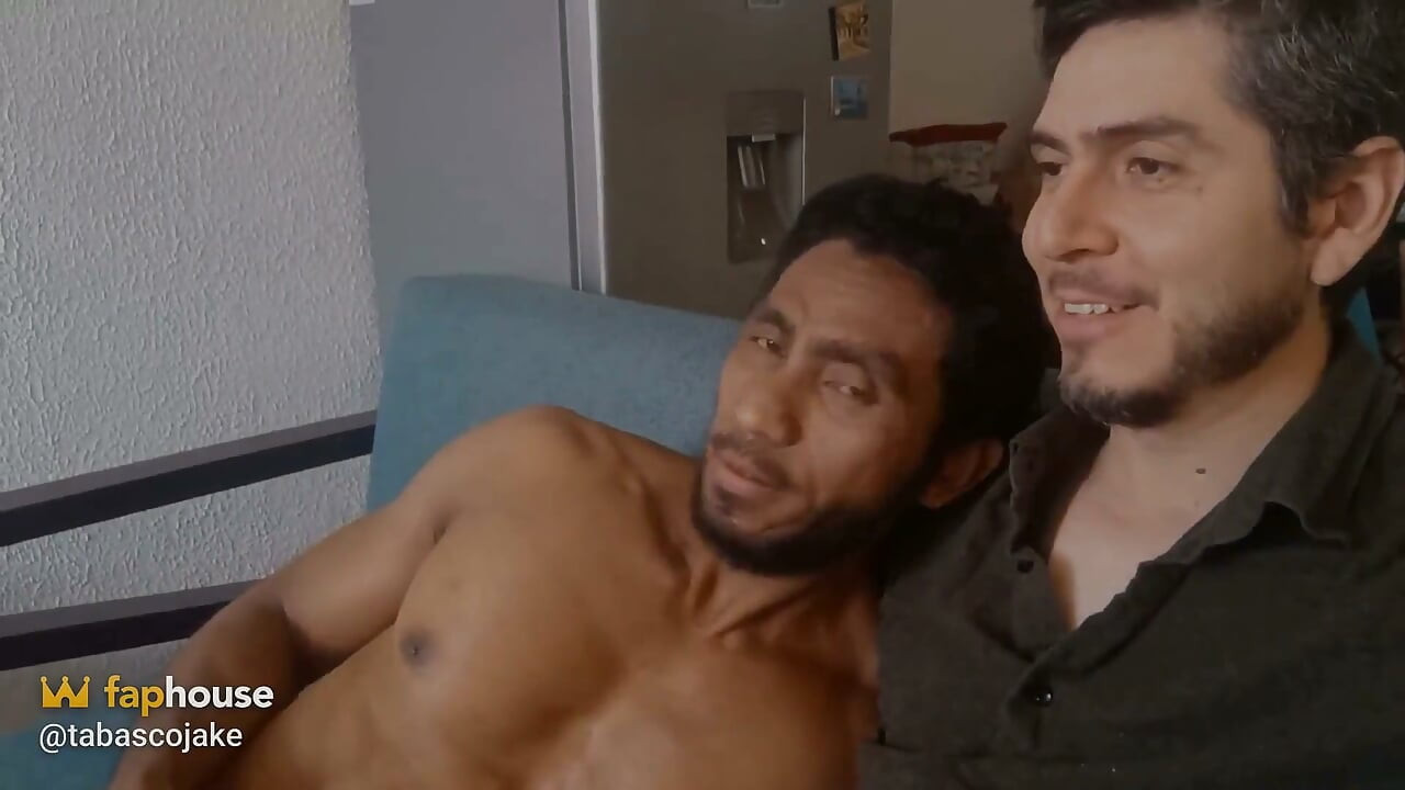 Bodybuilder komt klaar terwijl op de armen van een andere man