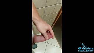 Tight förhud kul, kuk ring i en badrum Phimosis kuk
