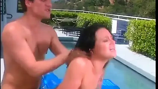 Belladonna dientot di sebelah kolam renang