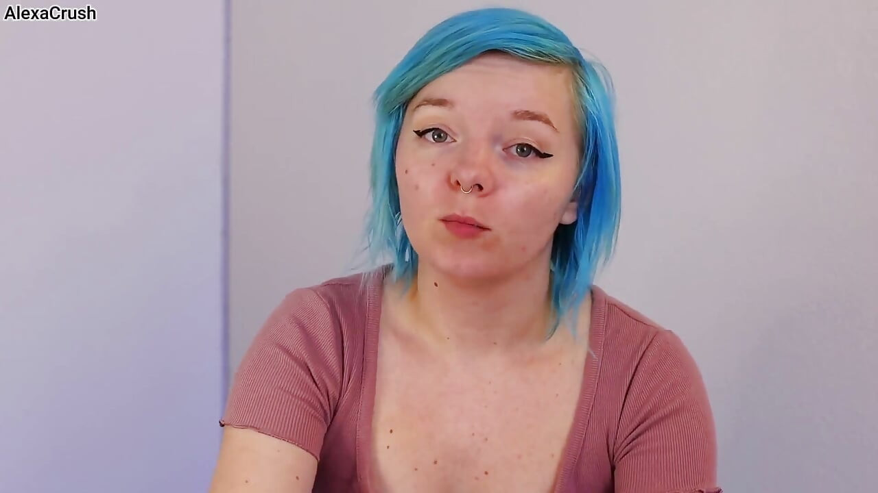 แฟนสาวตรึงคุณจากนั้นก็เล่นในน้ําเงี่ยนของคุณ