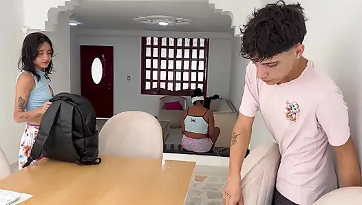 Istriku nggak tahu kalau aku menyelentot pembantuku ke dalamnya, dan dia sangat menikmati kontol besarku.