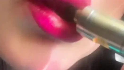 Sigara içen ateşli pembe baştan çıkarıcı dudaklar ve ağır çekim buhar mutluluk