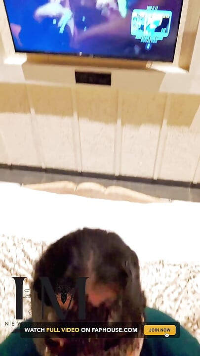 Hotwife memberikan blowjob kepada suami cuckold sebelum bertemu orang asing