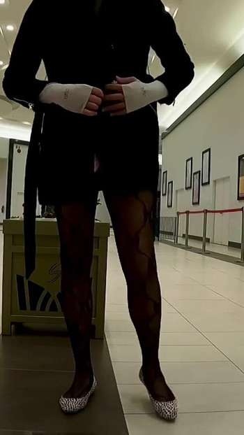 Spektakularan trenutak iz "Mall Flash In Sissy Chastity"