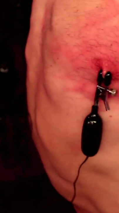 Femdom Deluxe, die Nippel des Sklaven ordentlich gezogen | Clip 1