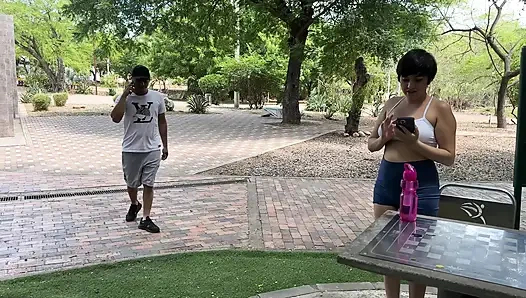 Ich habe ein süßes mädchen getroffen, um uns zu sehen, aber sie ist sexier in person als auf ihrem Foto, ich werde geil und ich ficke sie am ende