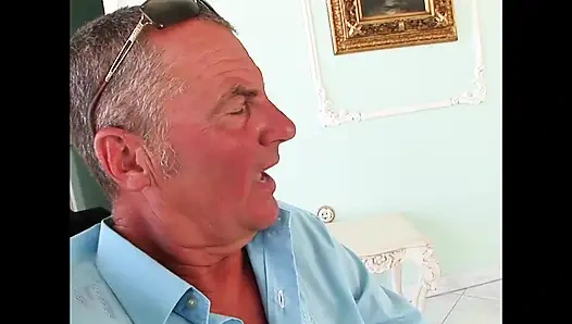 Versautes teenie hart gefickt in einer doppelpenetration