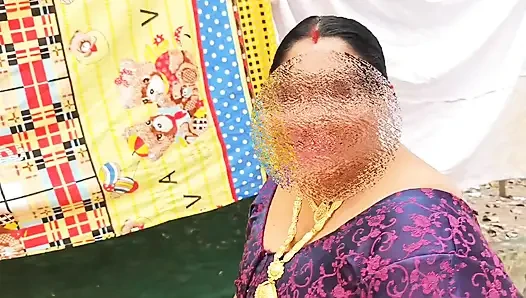 Klasik giyinmiş desi kız sadece mücevherler giyerek soyunuyor