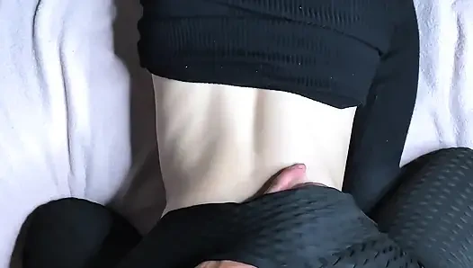 Cewek atletis menunggangi kontol hitam dengan legging robek