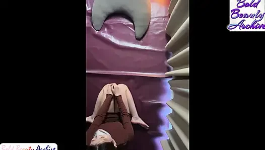 Die Brust einer üppigen, reifen Frau schwankt in roher und intensiver Stimulation. Geheime optionale Vibrationen, unwiderstehlich attraktiv!
