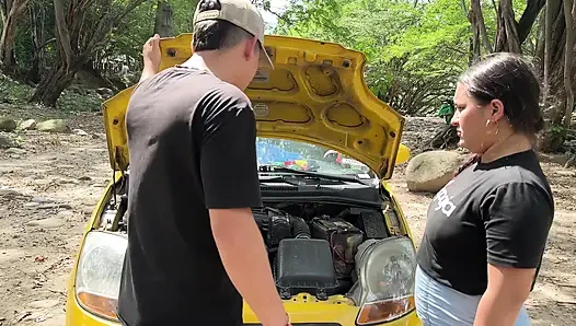 Ich helfe einer dicken Latina, mitten im Nirgendwo zu verwüsten, im Austausch für einen harten Fick in ihrem Auto.