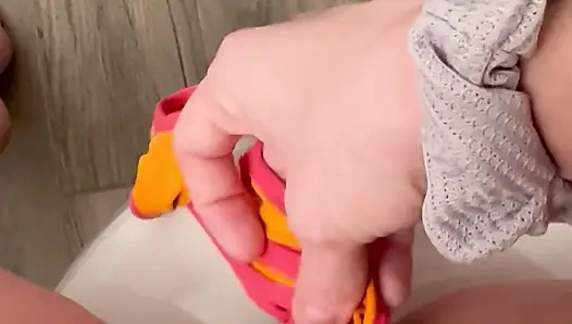 Наполняю мою тугую киску