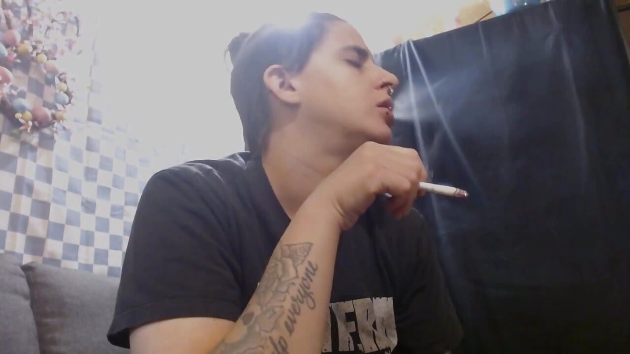 Lezbijska meka lezbijka puši cigarete